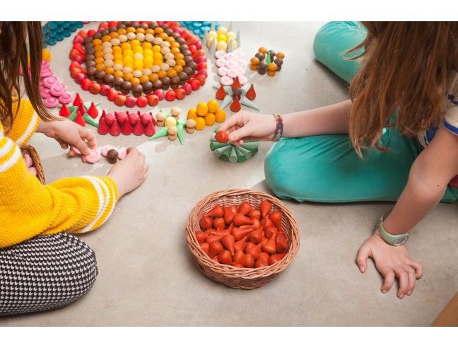 NIñas creando mandalas con piezas sueltas de Grapat NIñas jugando con mandalas de Grapat