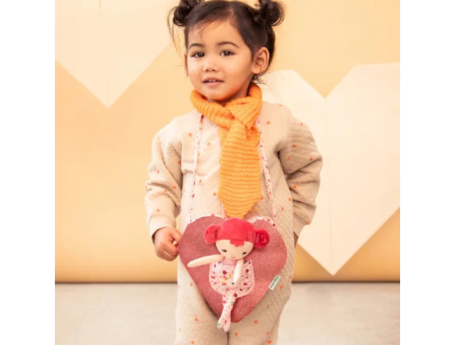 MUÑECA ALINE CON BOLSA EN FORMA DE CORAZÓN