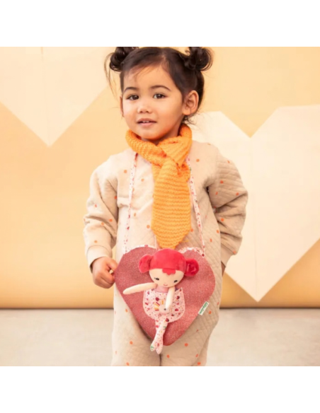 MUÑECA ALINE CON BOLSA EN FORMA DE CORAZÓN