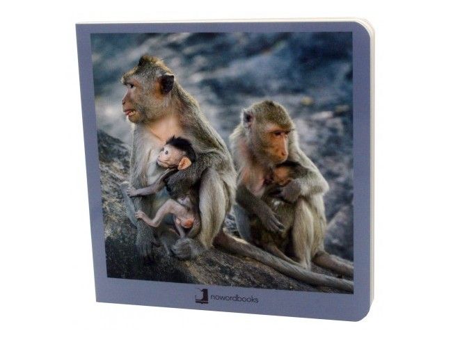 Libro de fotografías de animales en familia.